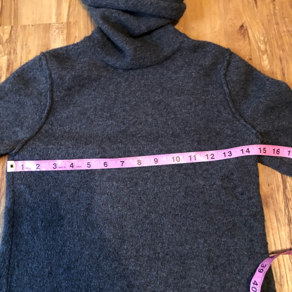 Gap Sweater Size Small - image 4